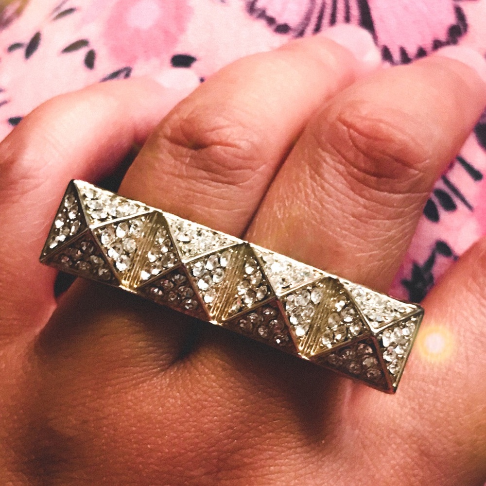 Gold toned 2 finger ring with crystal detailing 💕